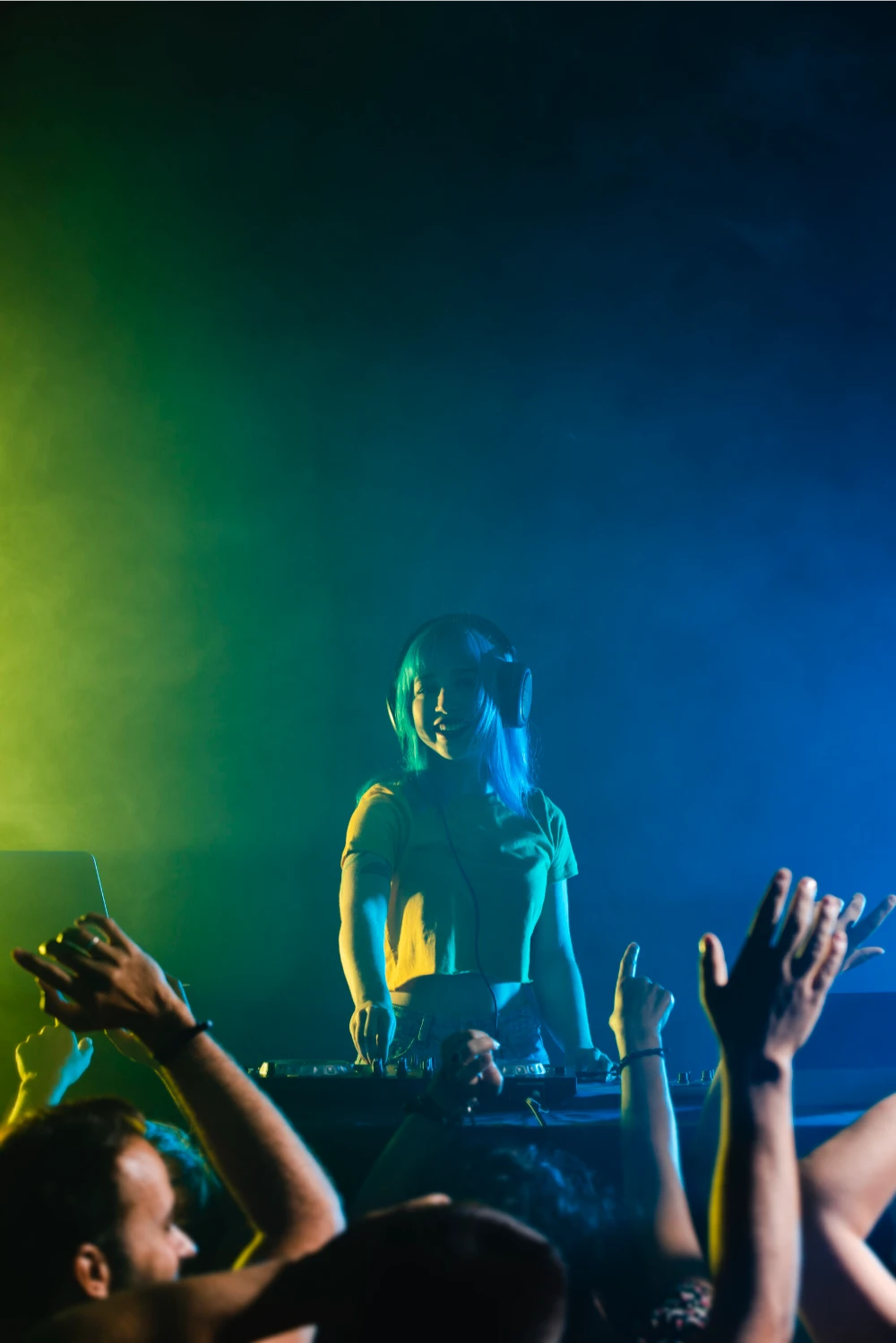 Front view engaged crowd smiley dj